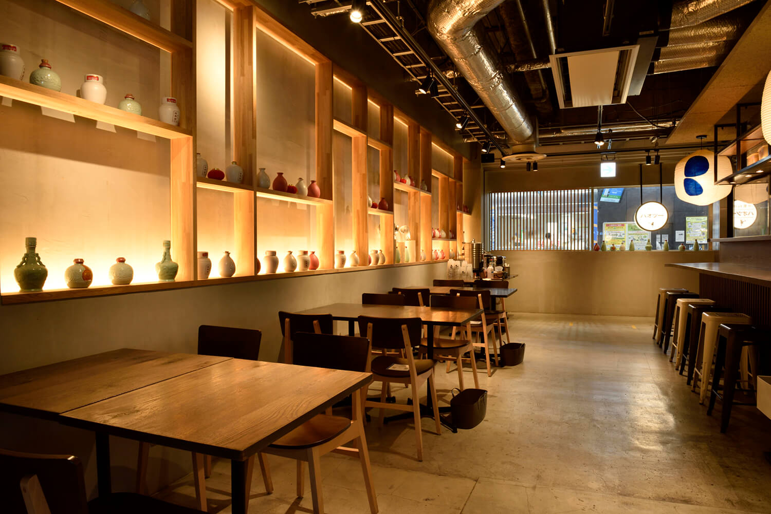 店內陳列的紹興酒瓶引人注目。 有吧台座位和桌子座位