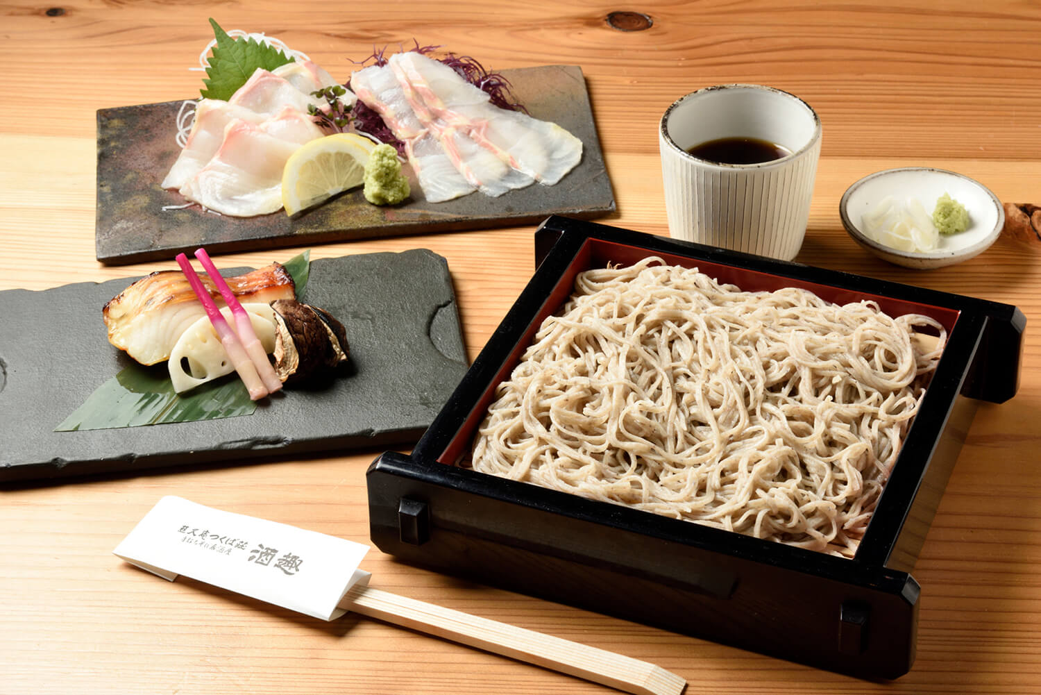 「Seiro Soba」（前）、「鱘魚西京味噌燒烤」（左）各900日圓、「鱘魚刺身」JPY1000（後）