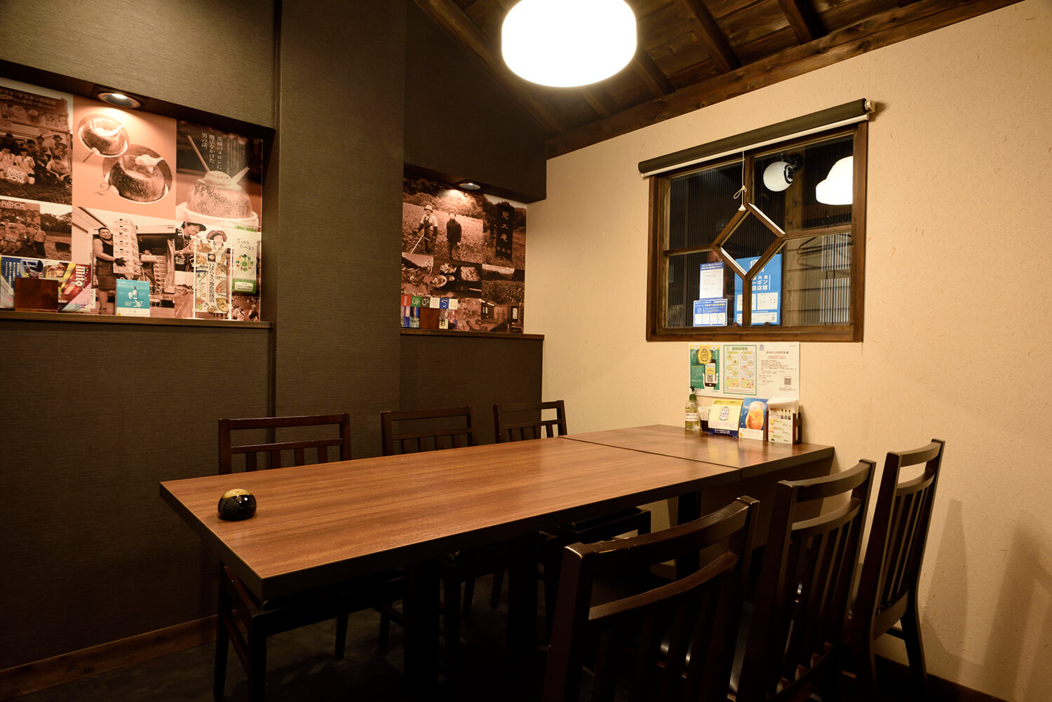 餐桌座位有私密感，可以放心用餐，不用擔心任何人。 也提供私人房間。