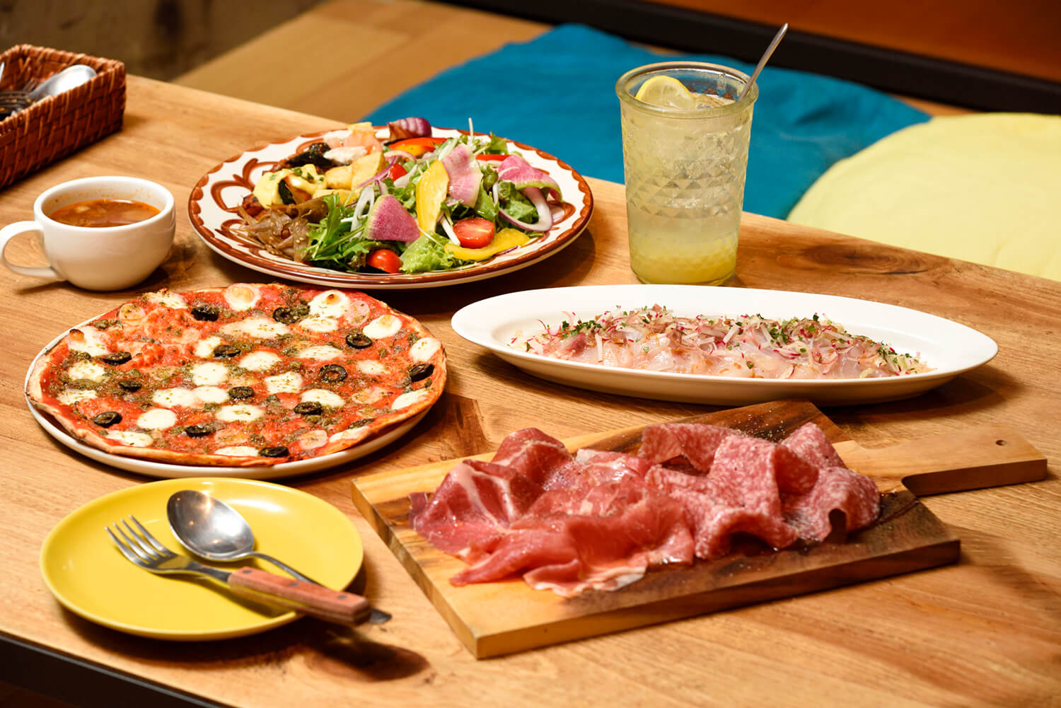 從正面看，「火腿拼盤」930日圓、披薩「西西里亞納」JPY1320等。