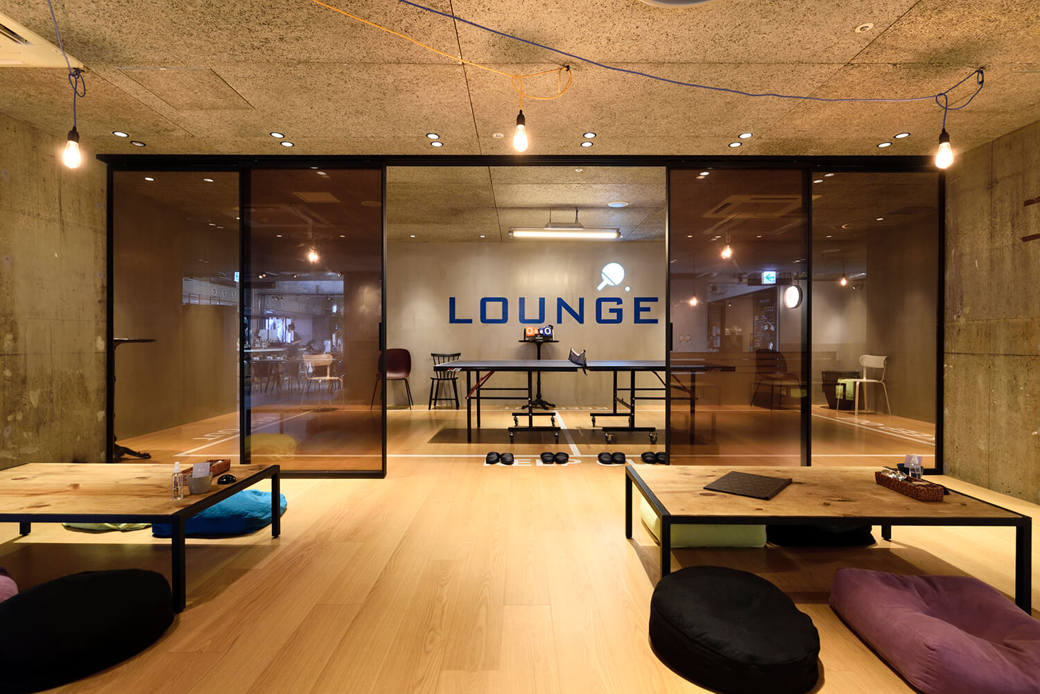 榻榻米區「Ribayon」後面的乒乓球空間可供任何人免費使用