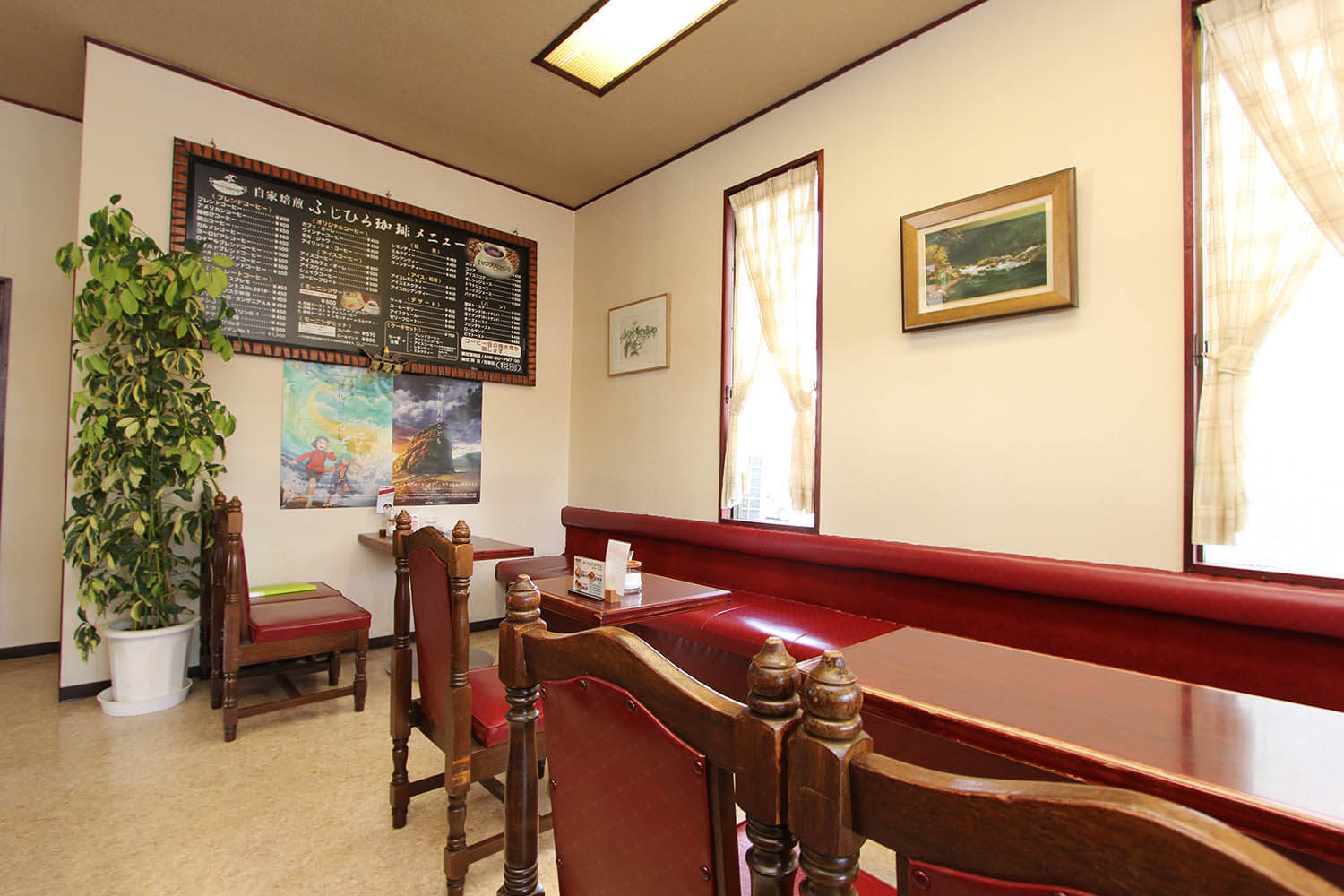 店內有桌子座位和吧台座位，氛圍溫馨，一個人也能輕鬆享受