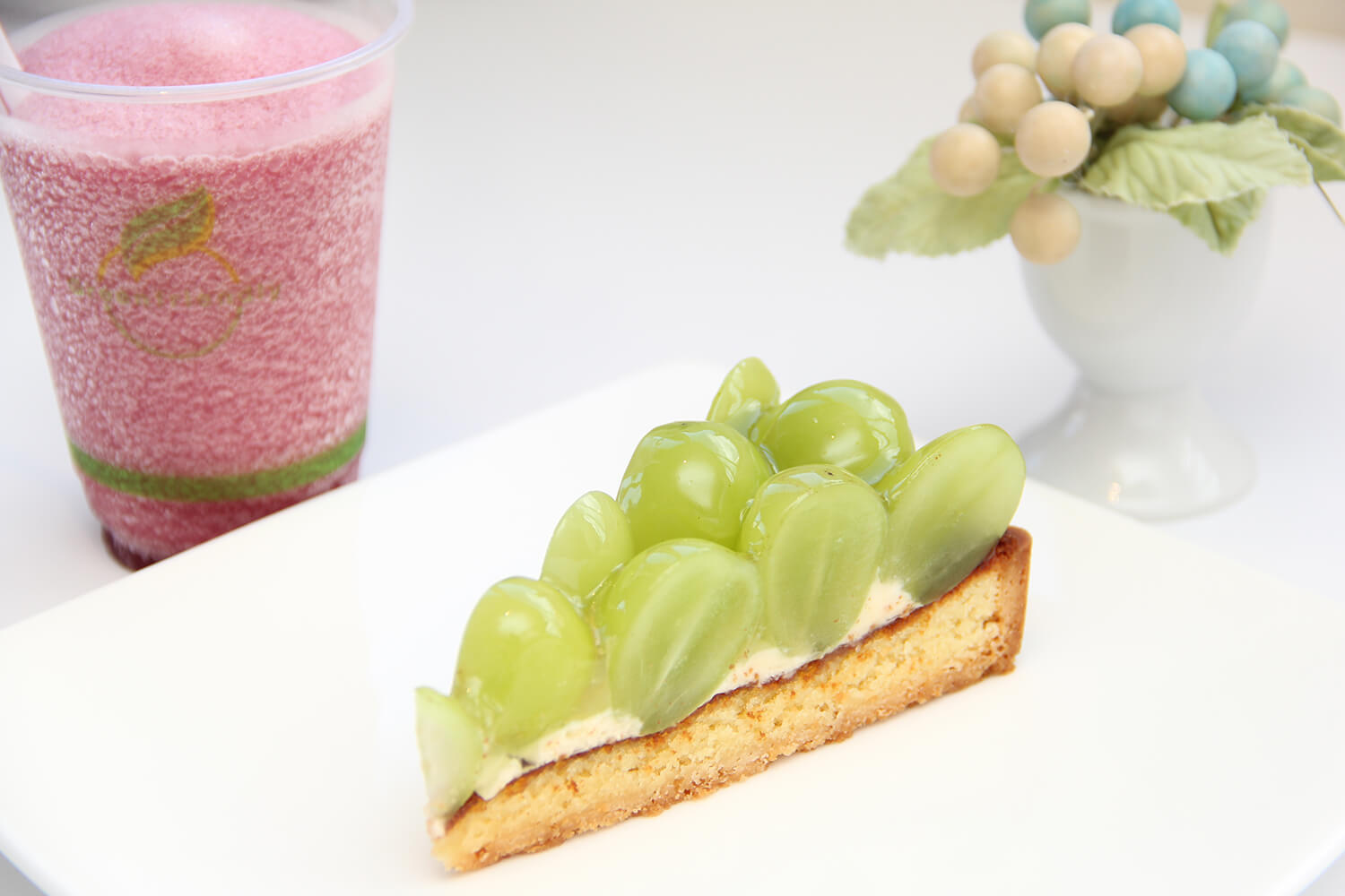 「時令水果撻」490日圓、「時令水果冰沙」250日圓。 價格因類型而異