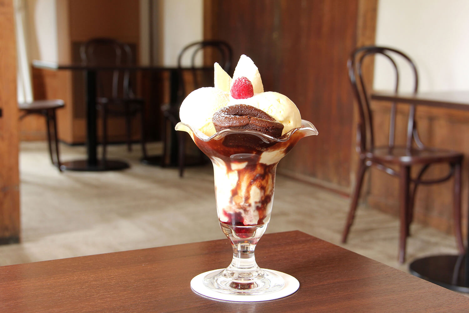 享用巧克力醬和莓果醬的「巧克力凍糕」902日圓