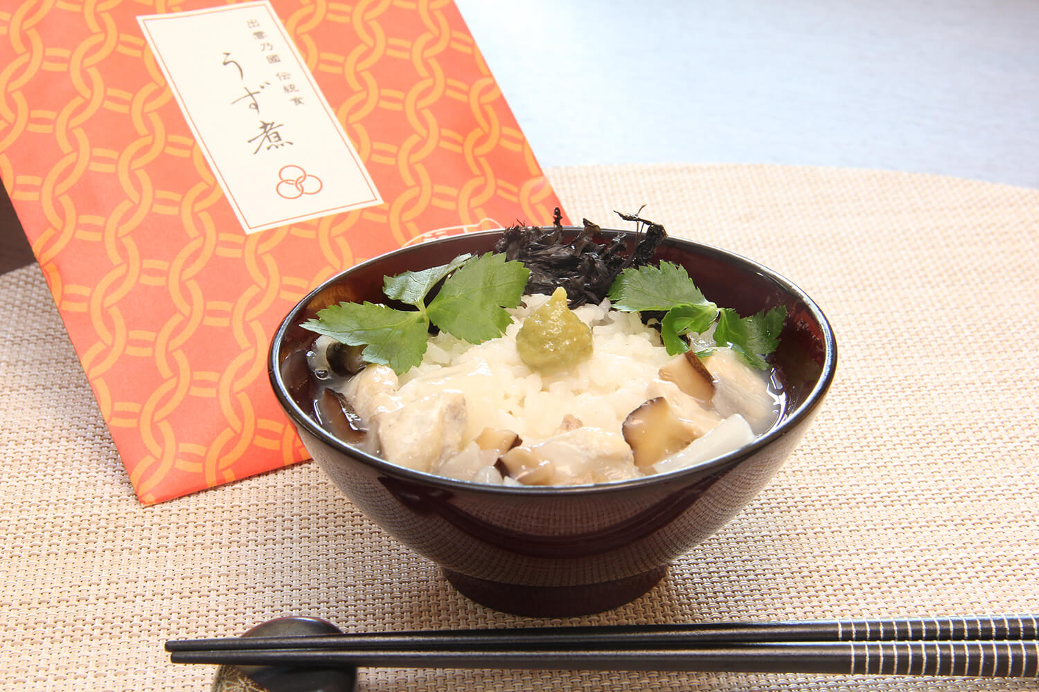 您可以通過在上面放上芹菜或三葉、乾海苔或磨碎的芥末來享受更正宗的味道