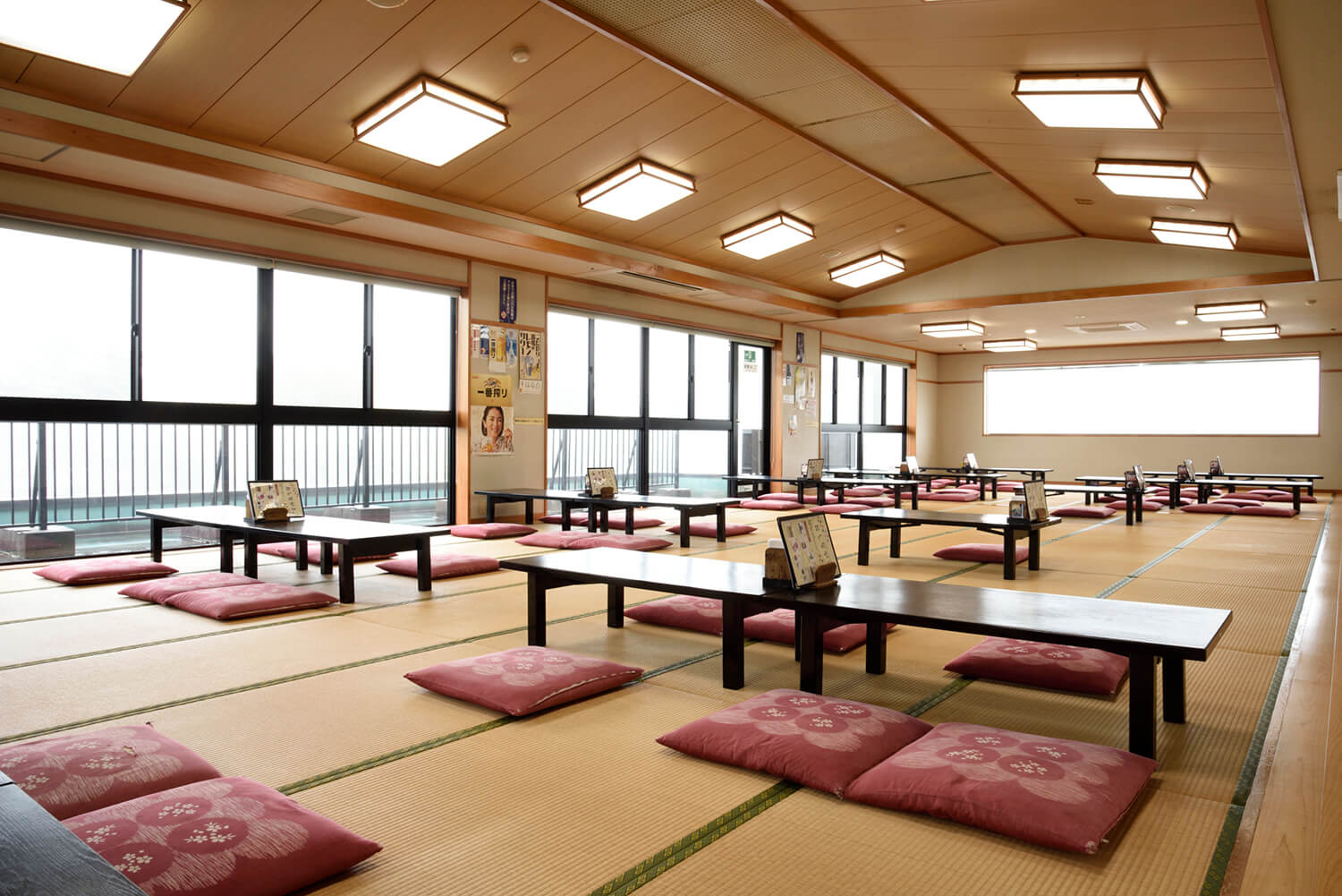 從遍布各處的窗戶，您可以欣賞到筑波的自然風光