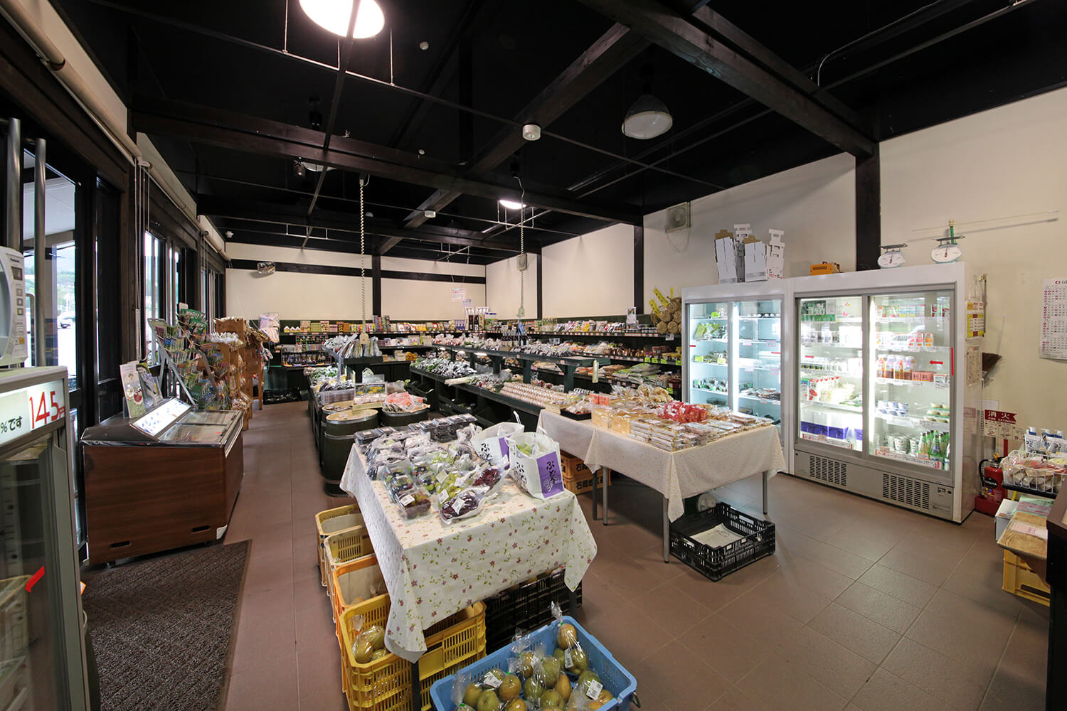 新鮮食材種類繁多，還有當地人前來購買「百合之里物產館」的直銷店