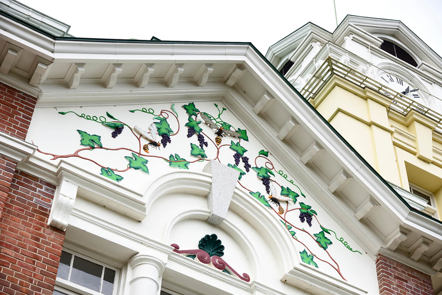 以神谷傳兵衛釀造的“Hachijirushi Kozan Grape Wine”命名的“蜜蜂和葡萄”的浮雕