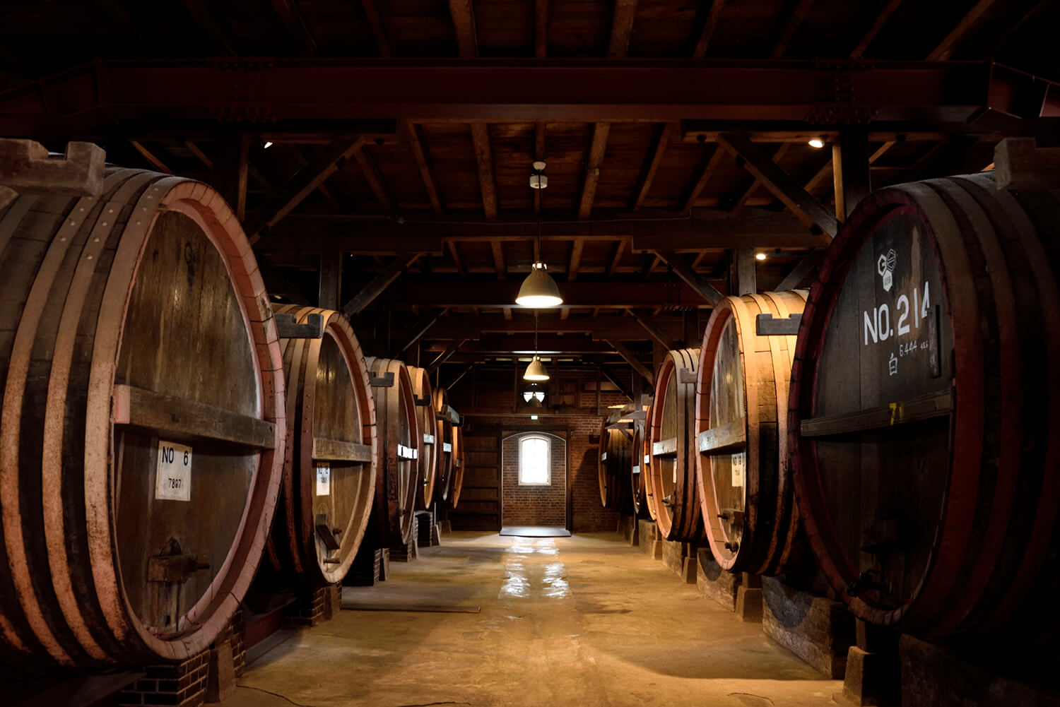 發酵室（神谷傳兵衛紀念館）兩旁擺放著古老的白橡木桶