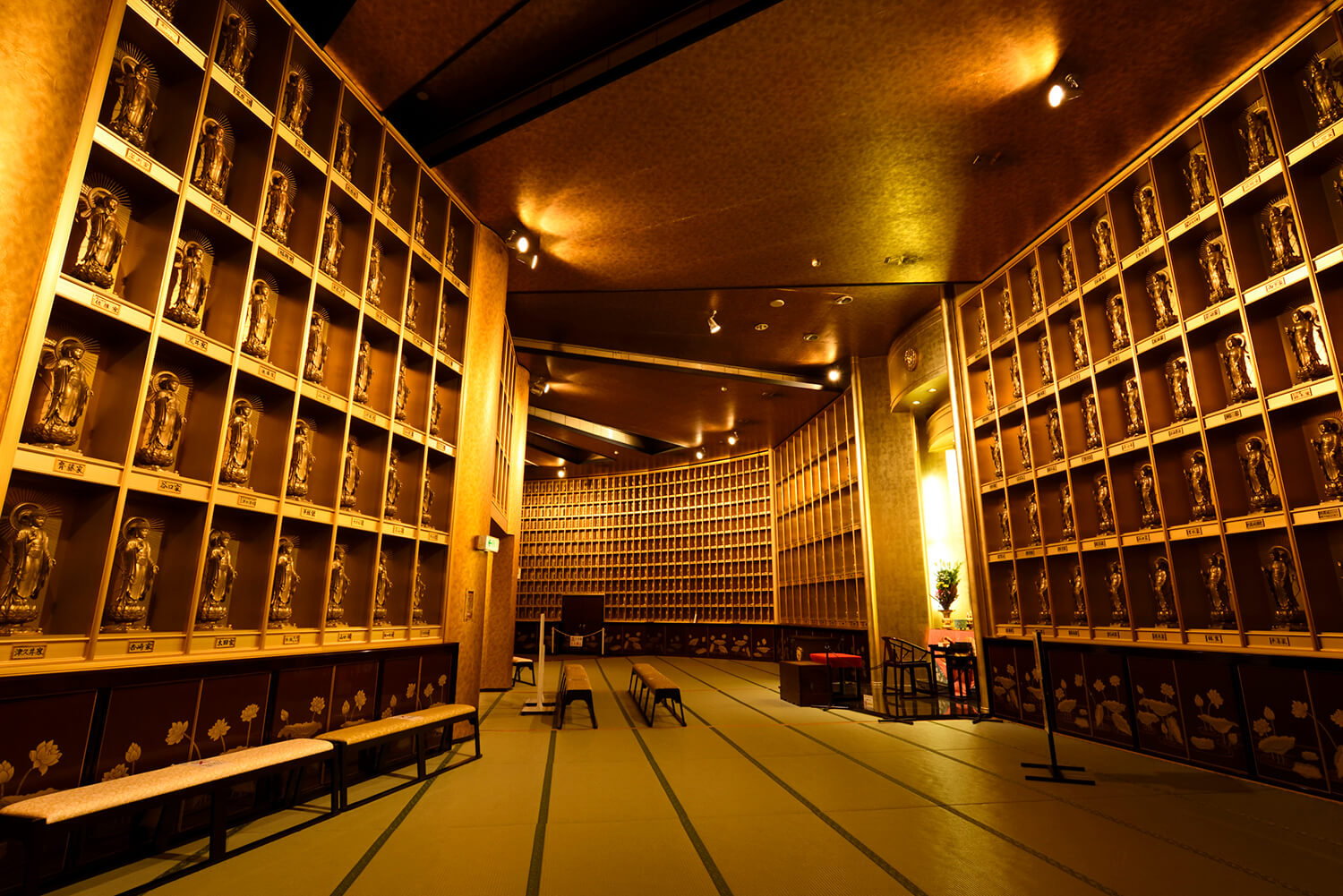 周圍環繞著約3,400尊子宮佛，三樓「蓮花倉庫世界」