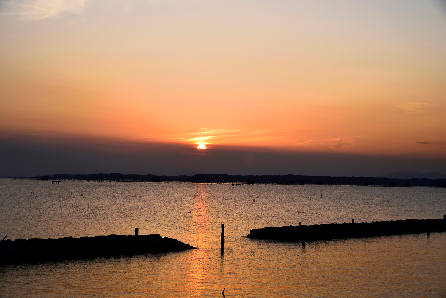 湖面染成茜草的夜景的最佳地點是從東岸