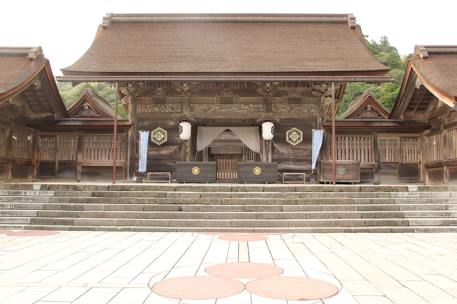 「八足門」內鴨門上部，點綴著花鳥風月的雕塑