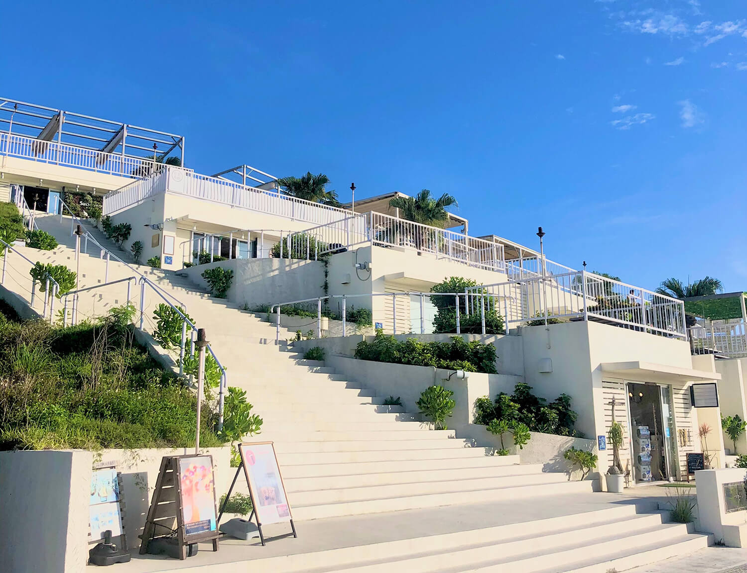 靠近機場，方便在航班起飛前順便過來