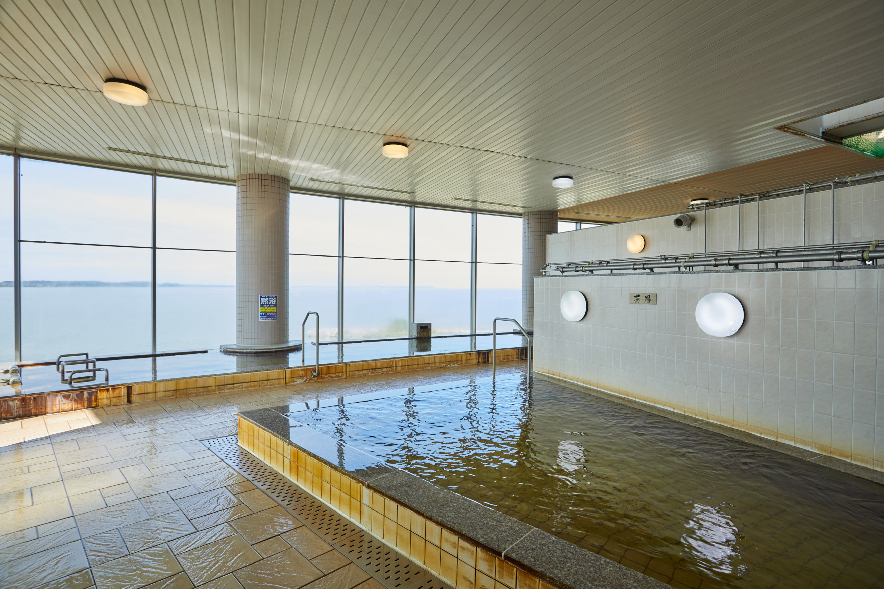 在玻璃牆的室內浴池中浸泡時，您可以獨自欣賞霞浦的景色