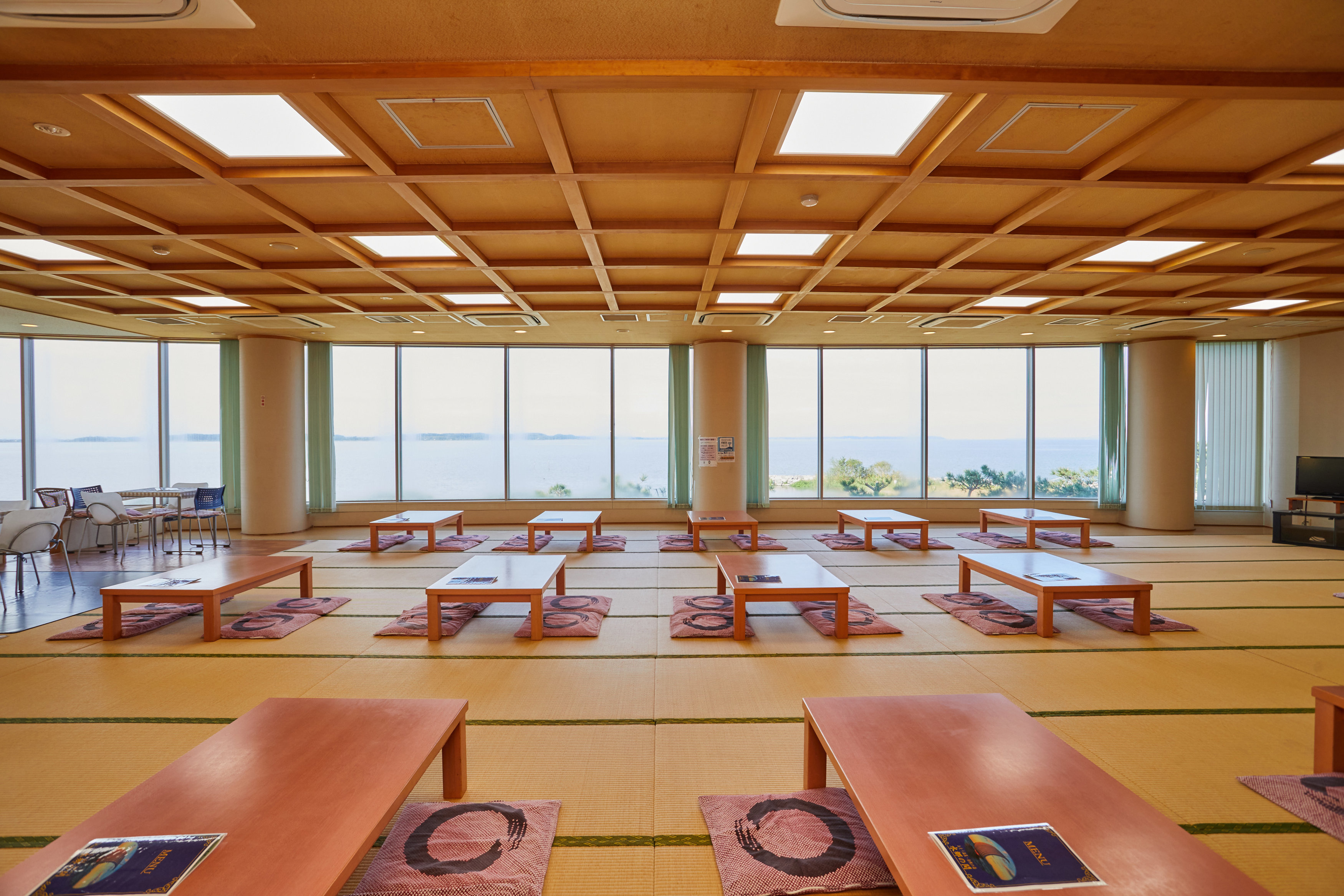 一間榻榻米式休息與餐廳「水吾真」。 你也可以從店裡的窗戶看到霞浦。