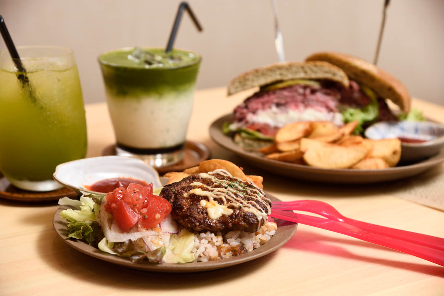 「兒童漢堡飯」650日圓、「烤牛肉柚子胡椒漢堡」JPY1500 ※不含飲料。