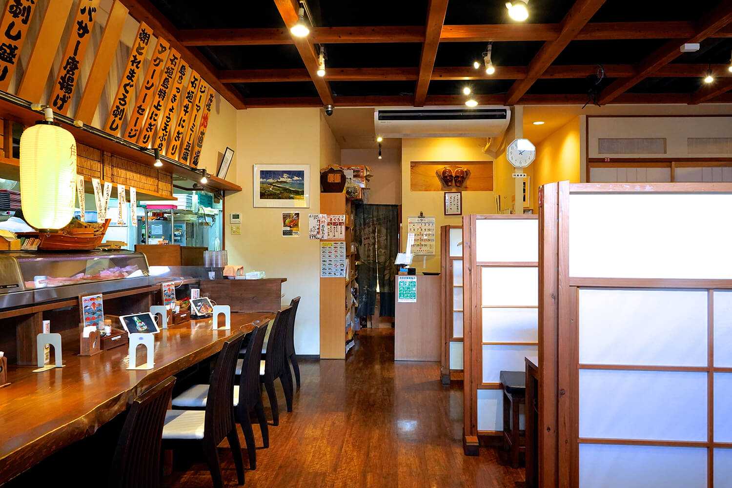 我對吧台座位上方懸掛的石垣島獨有的菜單感到興奮