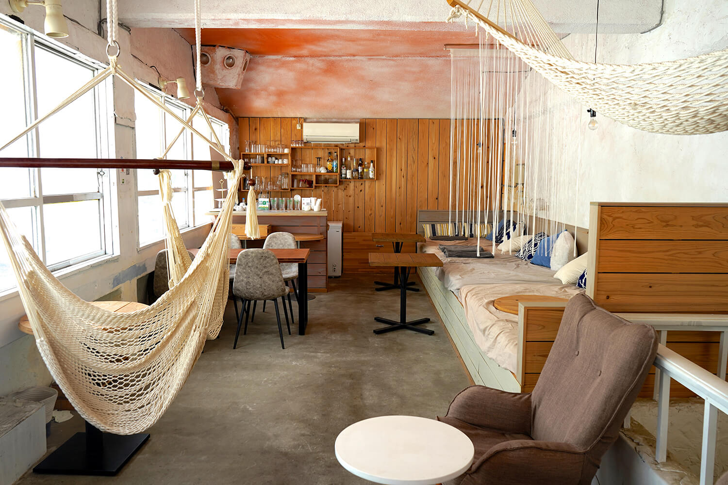 有趣的二樓座位，配有吊床和沙發