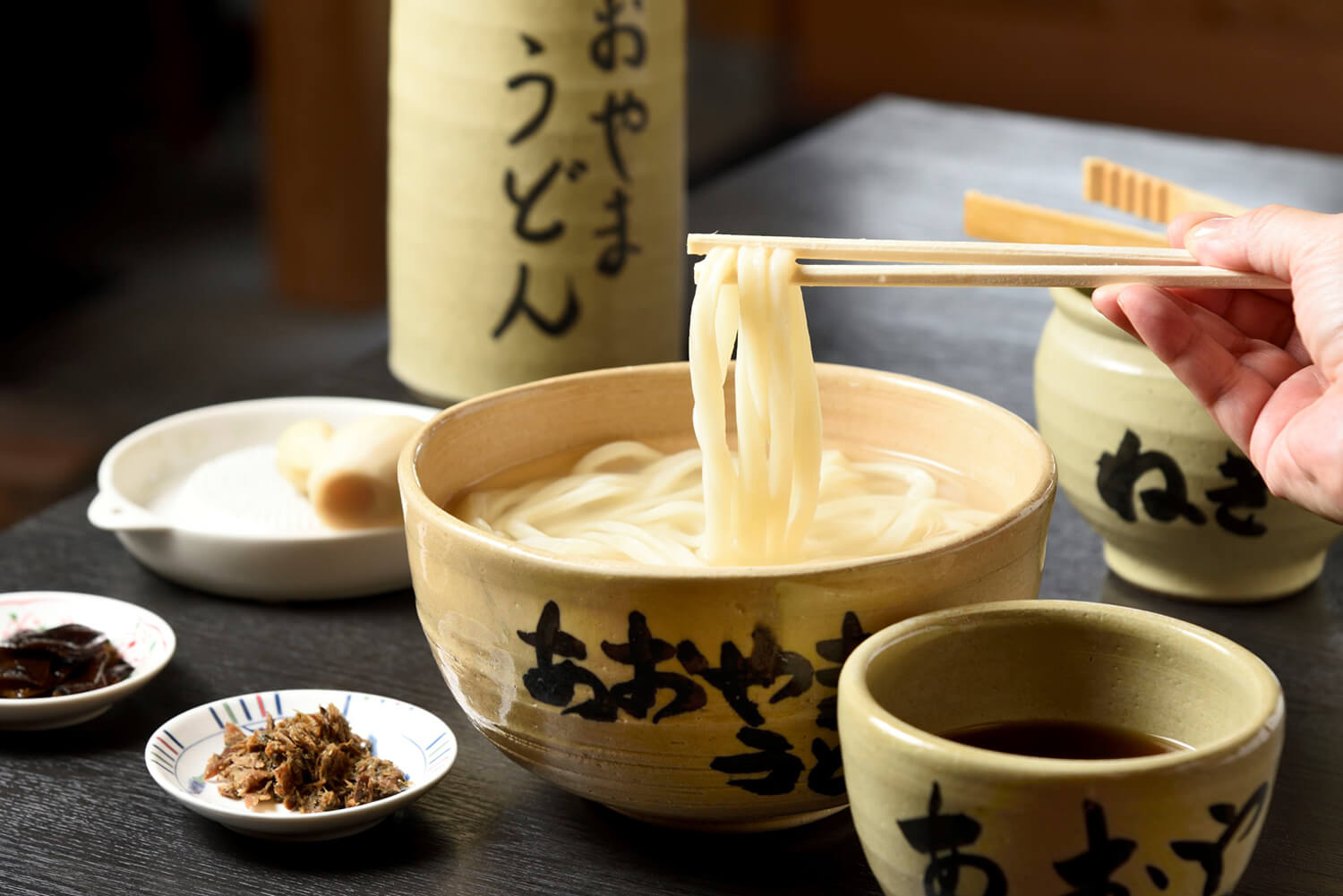 烏龍麵菜單包括「釜揚烏龍麵（粗麵/細麵）」600日圓起，以及「Zaru烏龍麵（細麵）」720日圓起