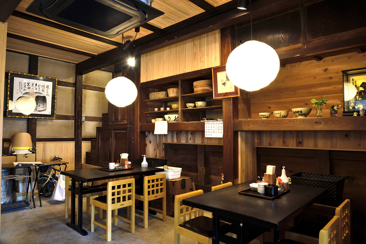 歷史悠久的倉庫內部利用橫樑和柱子進行了翻新