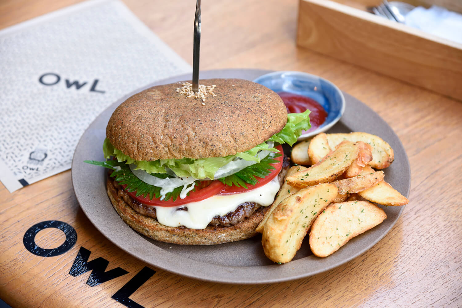 「馬蘇里拉紫蘇起司漢堡（附薯條）」JPY1400