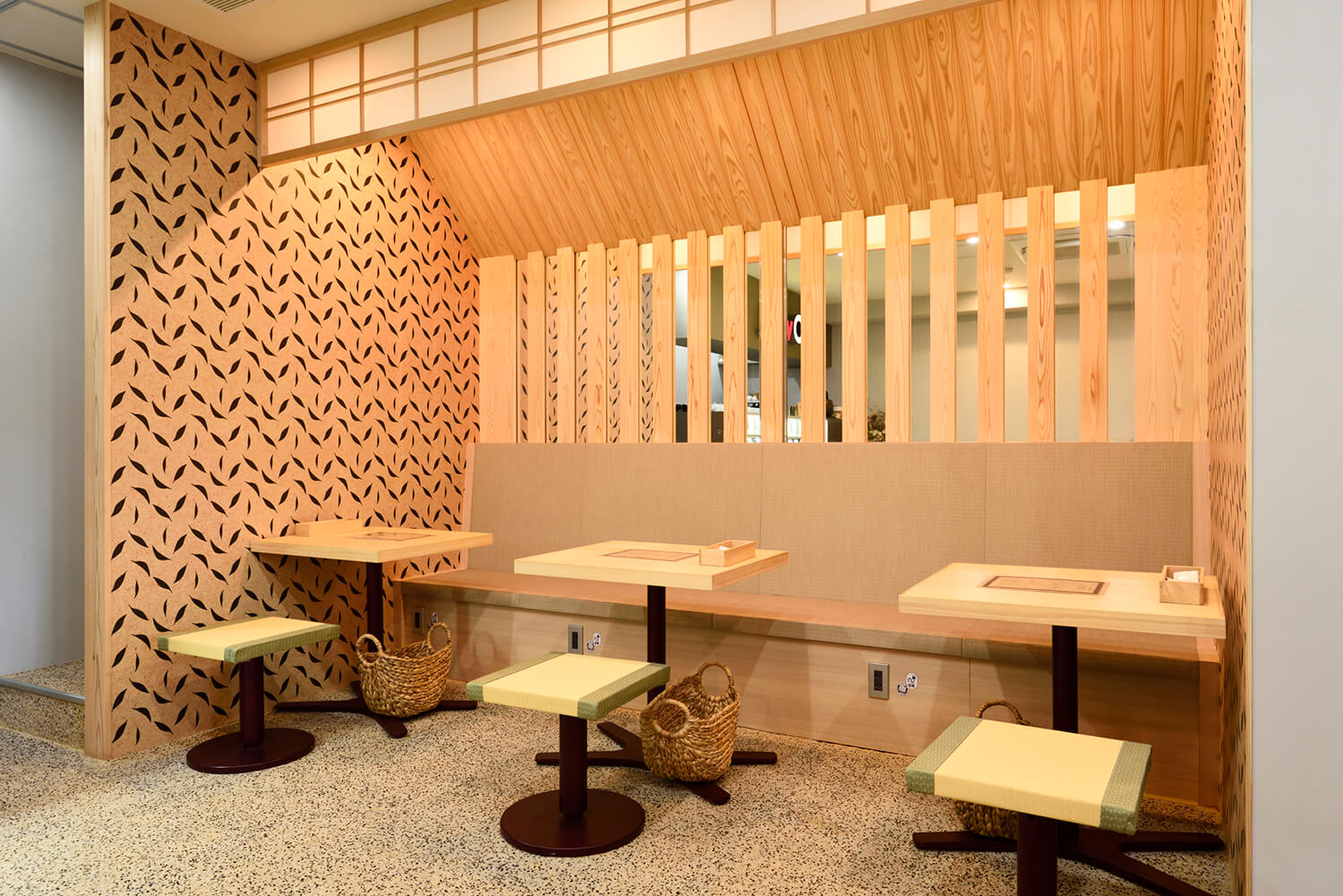 散發著檜木香味的桌子和榻榻米沙發座位，觸感很好