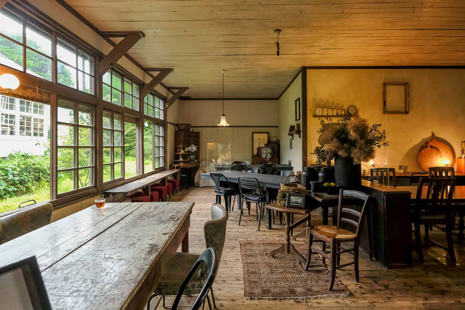 著迷於法國古董空間。 還有國內藝術家的店主精選雜貨和配件。