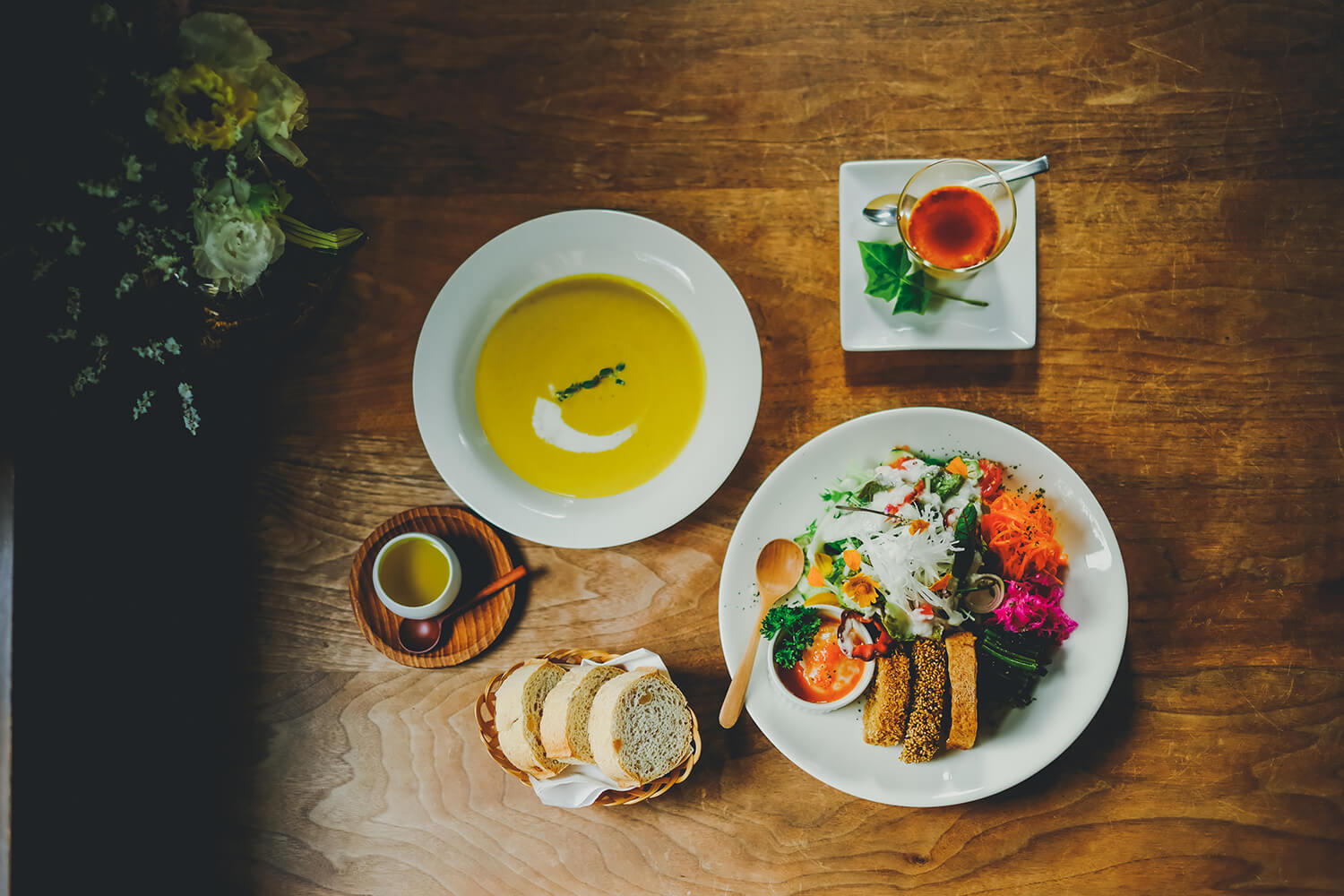 “蔬菜蔬菜一盤套裝”（JPY1590）。 可以選擇麵包或雜糧米