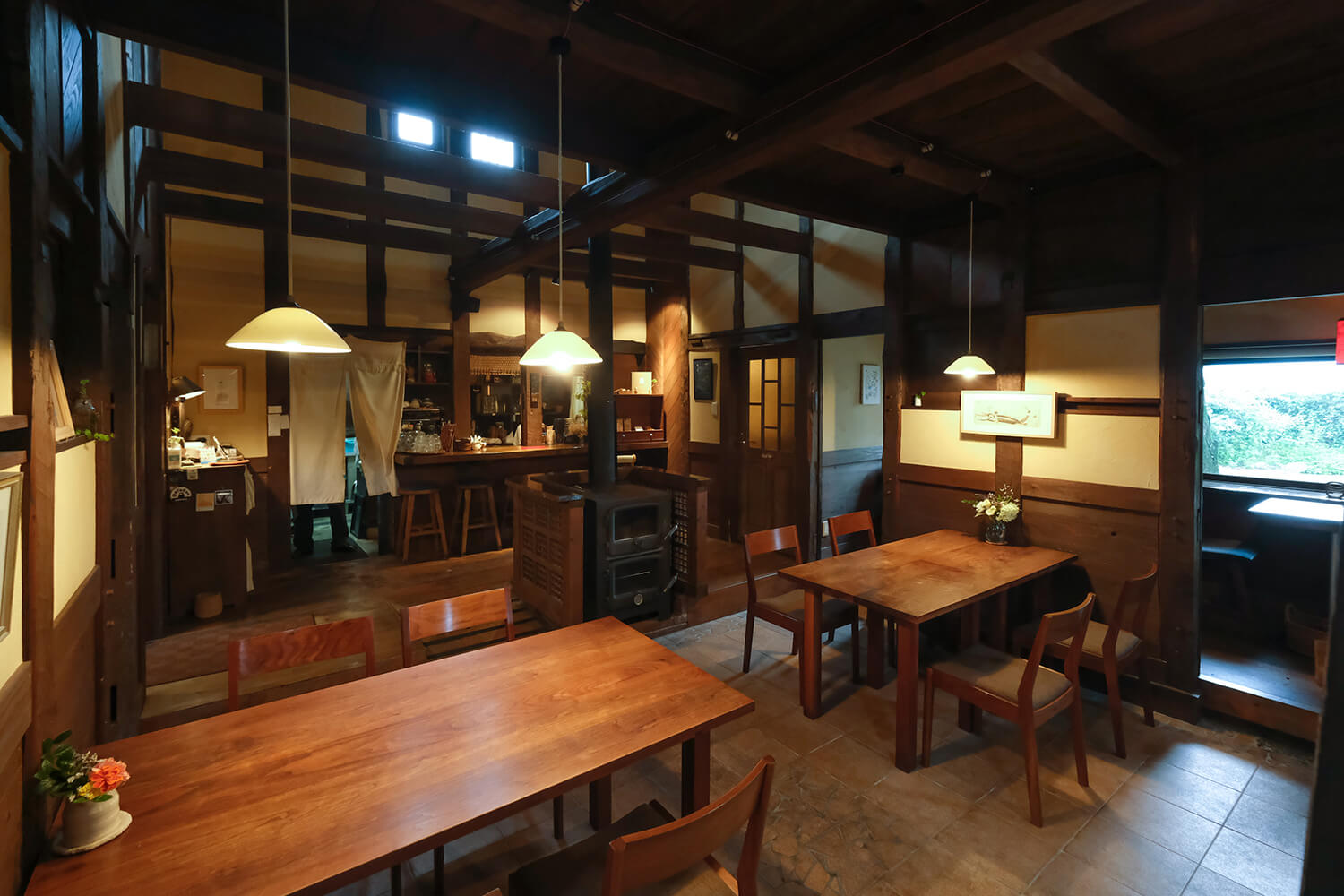 由店主父母家的倉庫改建而成的商店。 窗戶享有樹木和鄉村的景緻