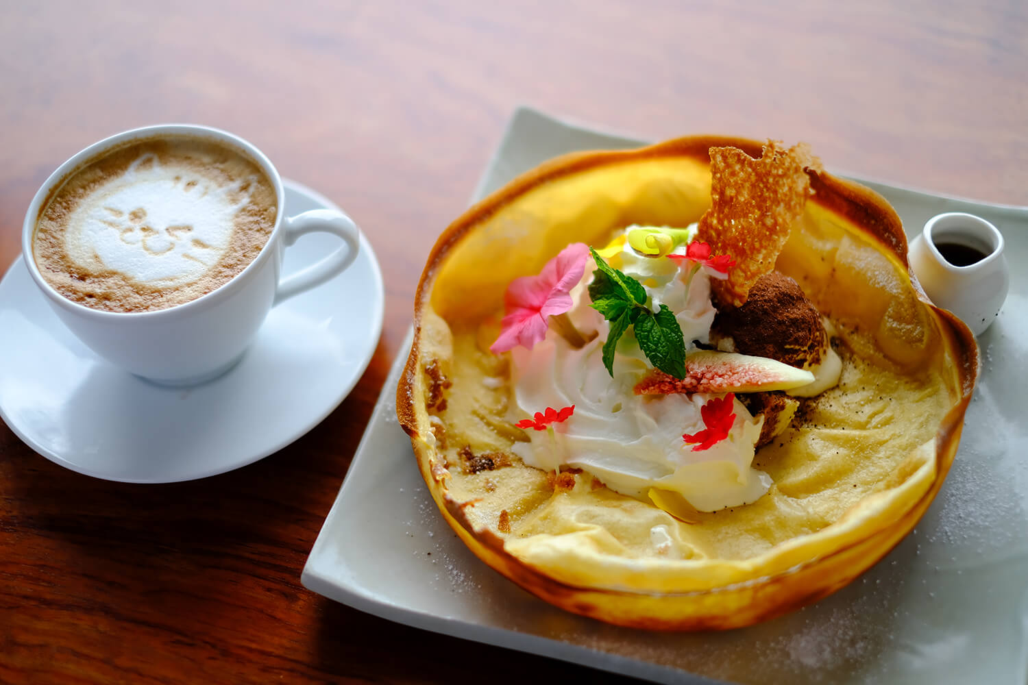 「提拉米蘇風格的荷蘭寶貝」（JPY1200）和「卡布奇諾」配拿鐵藝術（550日圓）