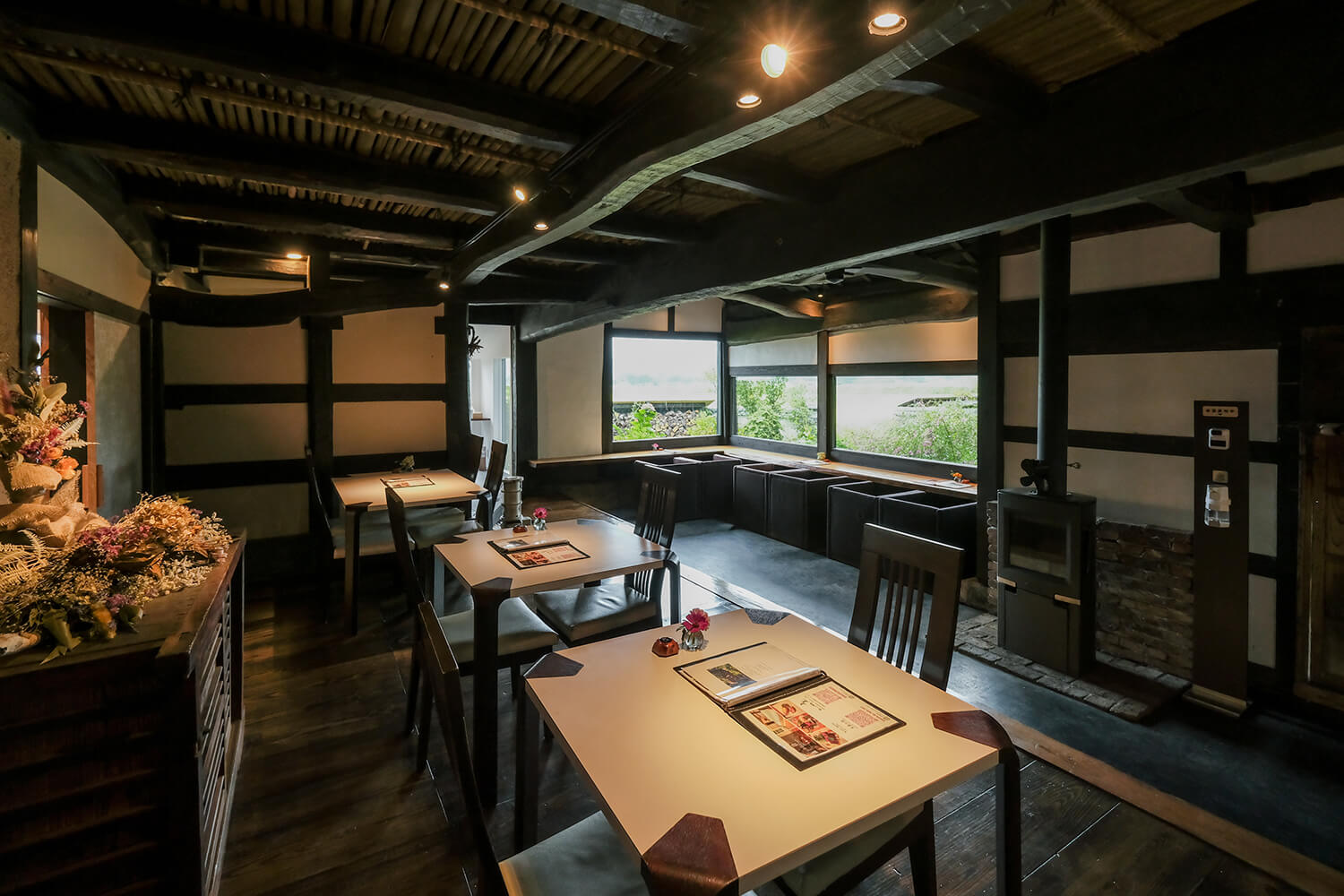 店內經過現代日式風格翻新，同時保留了釀酒廠的氛圍。 後面還有一張圓桌周圍的榻榻米座位。