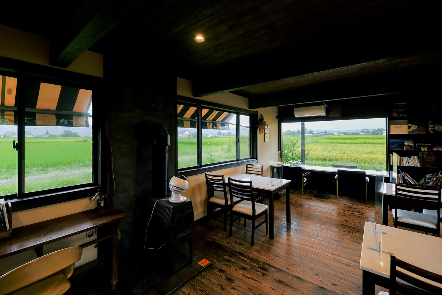 周圍地區被平坦的田野包圍，沒有阻礙，如果天氣好，可以看到最遠的阿蘇和外環山