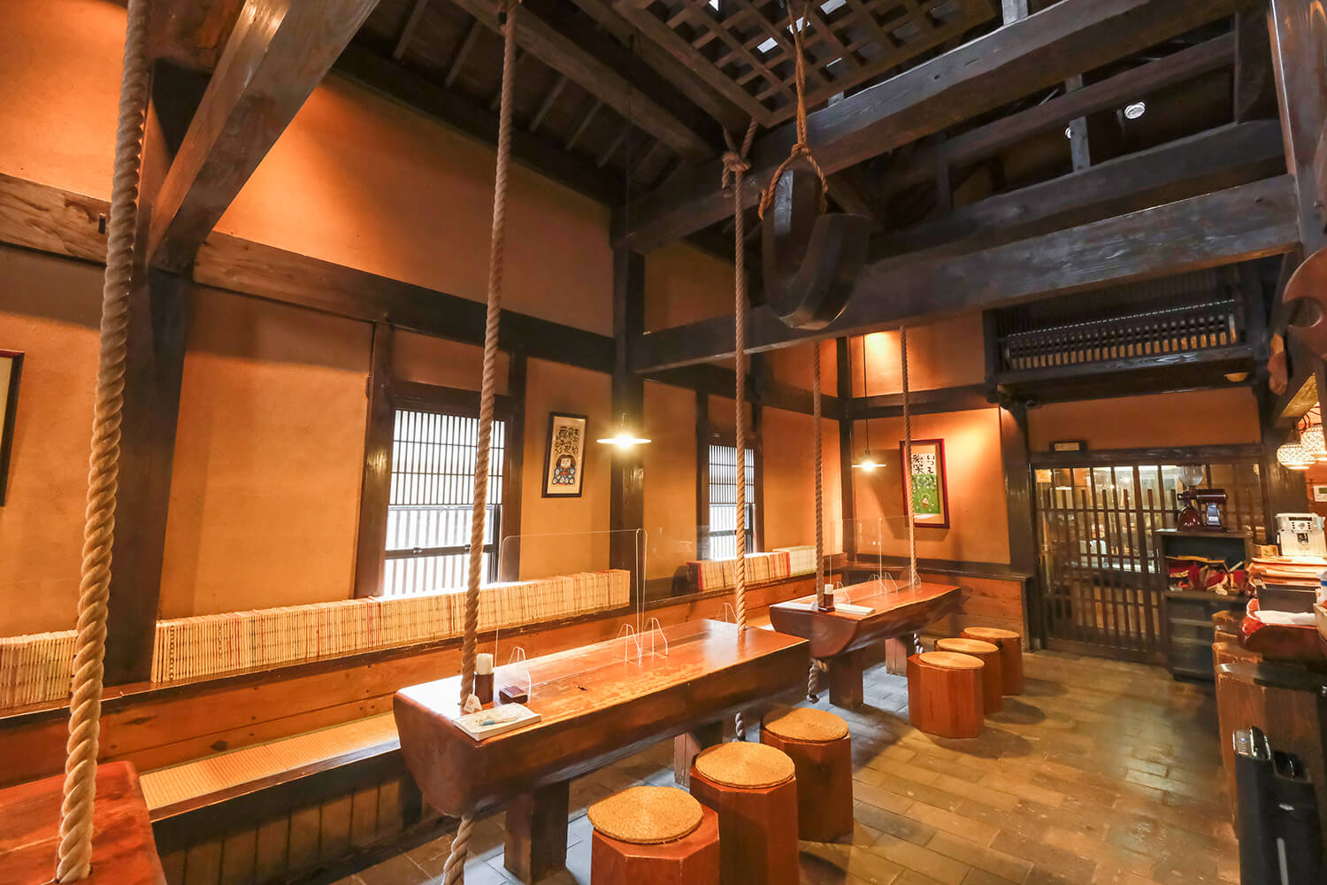 擁有老式柱子和橫樑的寧靜空間。 幾棵蘋果樹矗立在店門口，秋天結出紅色的果實