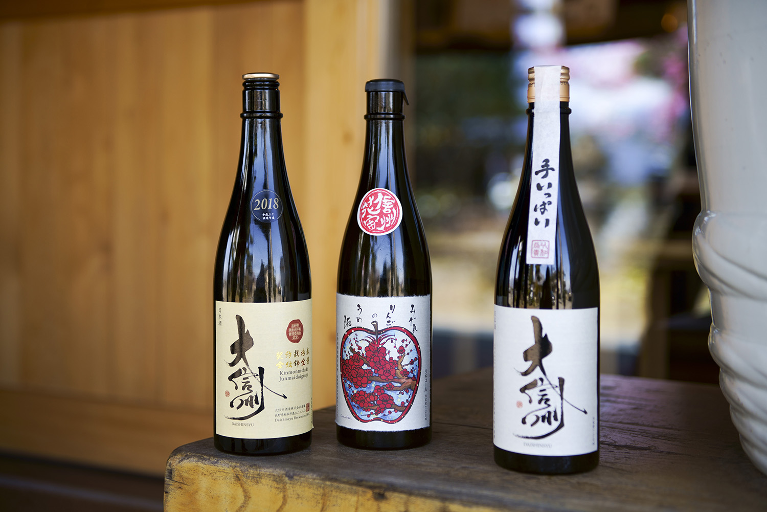 左起「純米大吟釀 N.A.C. 金門錦」JPY2200、「雨夾雪蘋果梅酒」JPY1760「雙手飽滿」JPY3080（各720ml）