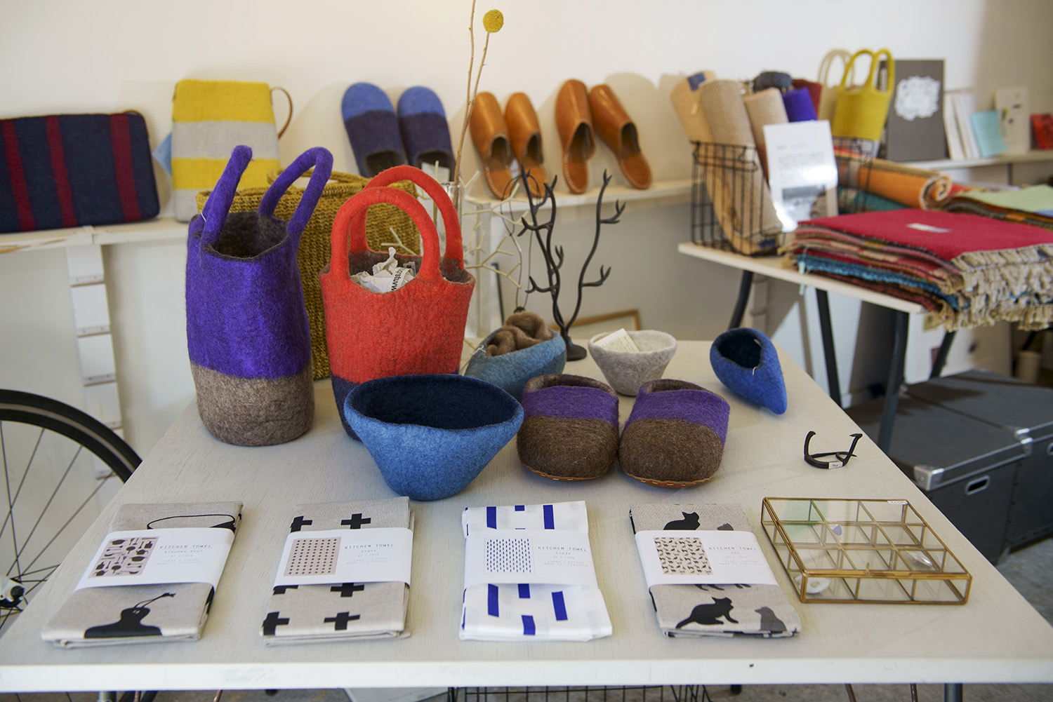 色彩繽紛的工藝品，在店內閃耀，白色為珍貴