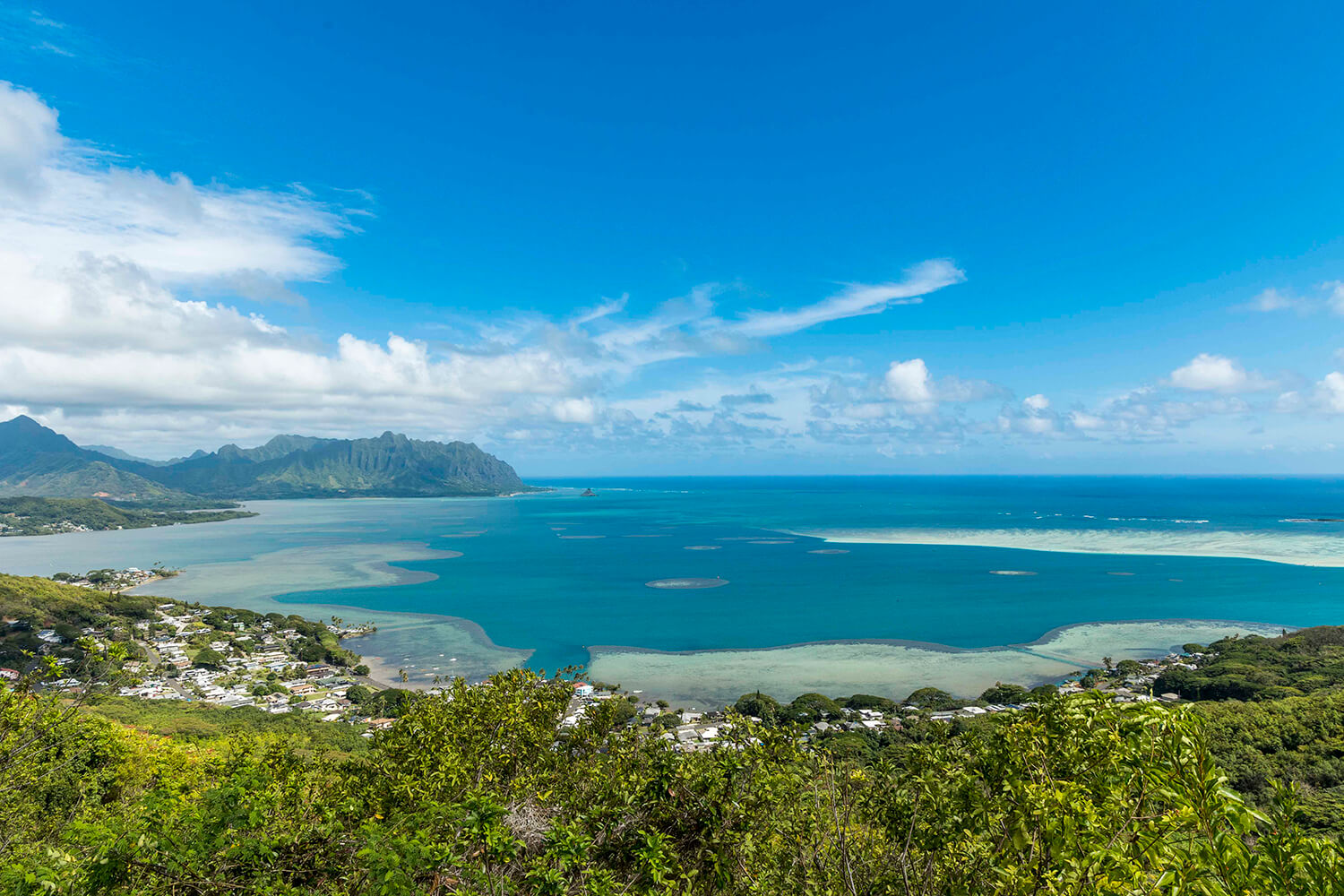 海灣外緣為峇里島礁，內部為斑塊礁，而一條總長約4.8公里的沙洲則呈現細長。