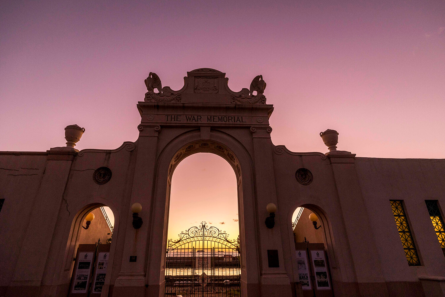 秋天變成紫色的黃金時段。 夏天，它被染成粉紅色。
