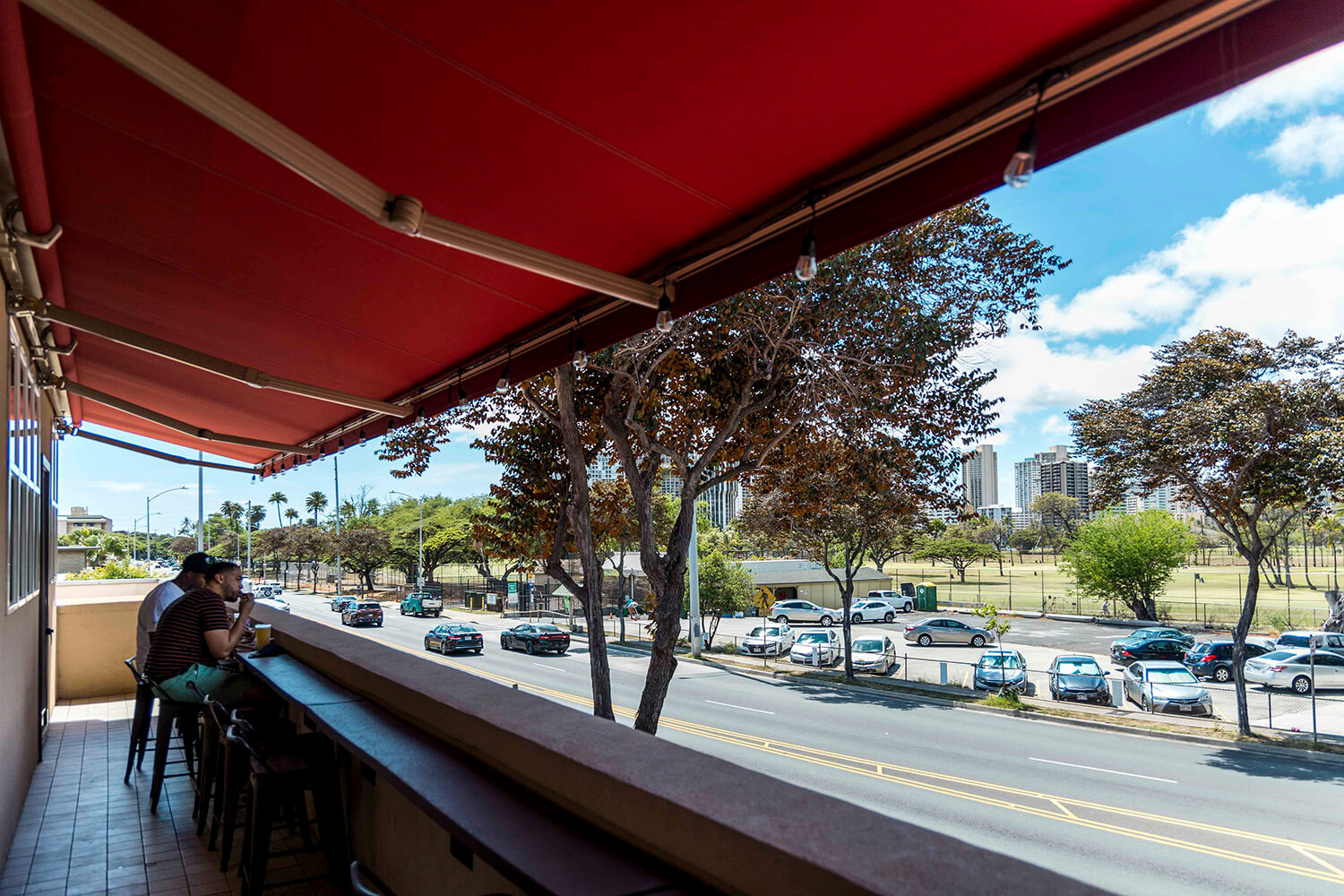 Kapaful店是一家可以欣賞風景的咖啡館，廚房裡瀰漫著燒焦的肉味。