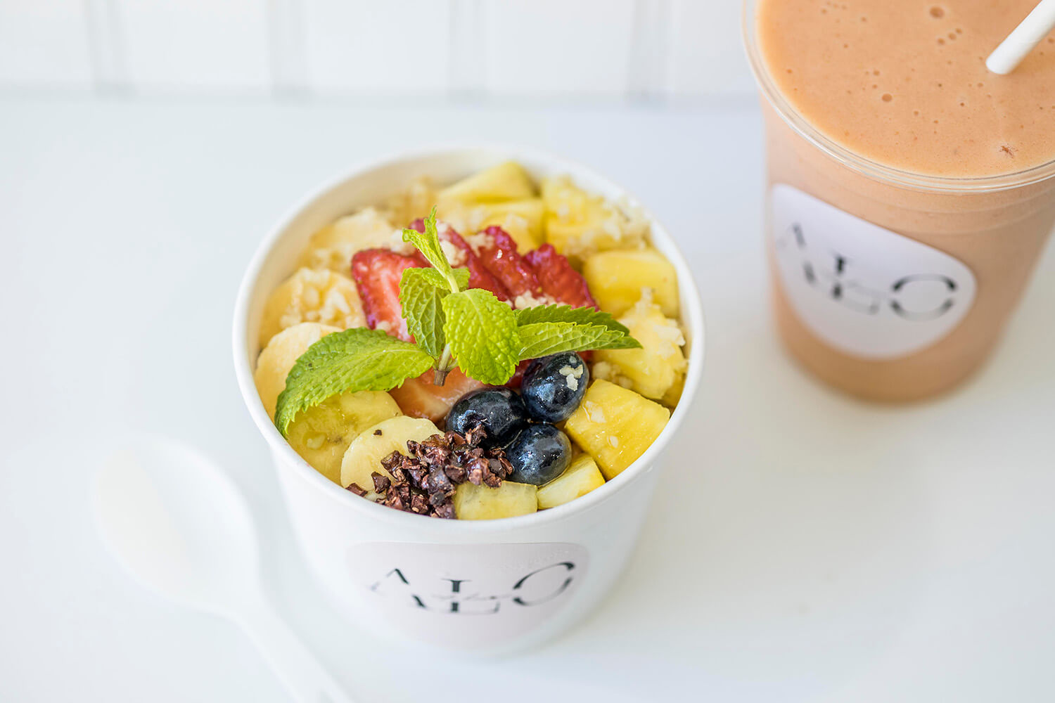 水果巴西莓碗 $14.93 （L）、清爽威基基極樂冰沙 $10.18