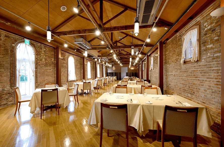 餐廳餐廳高聳，紅磚牆壁漂亮