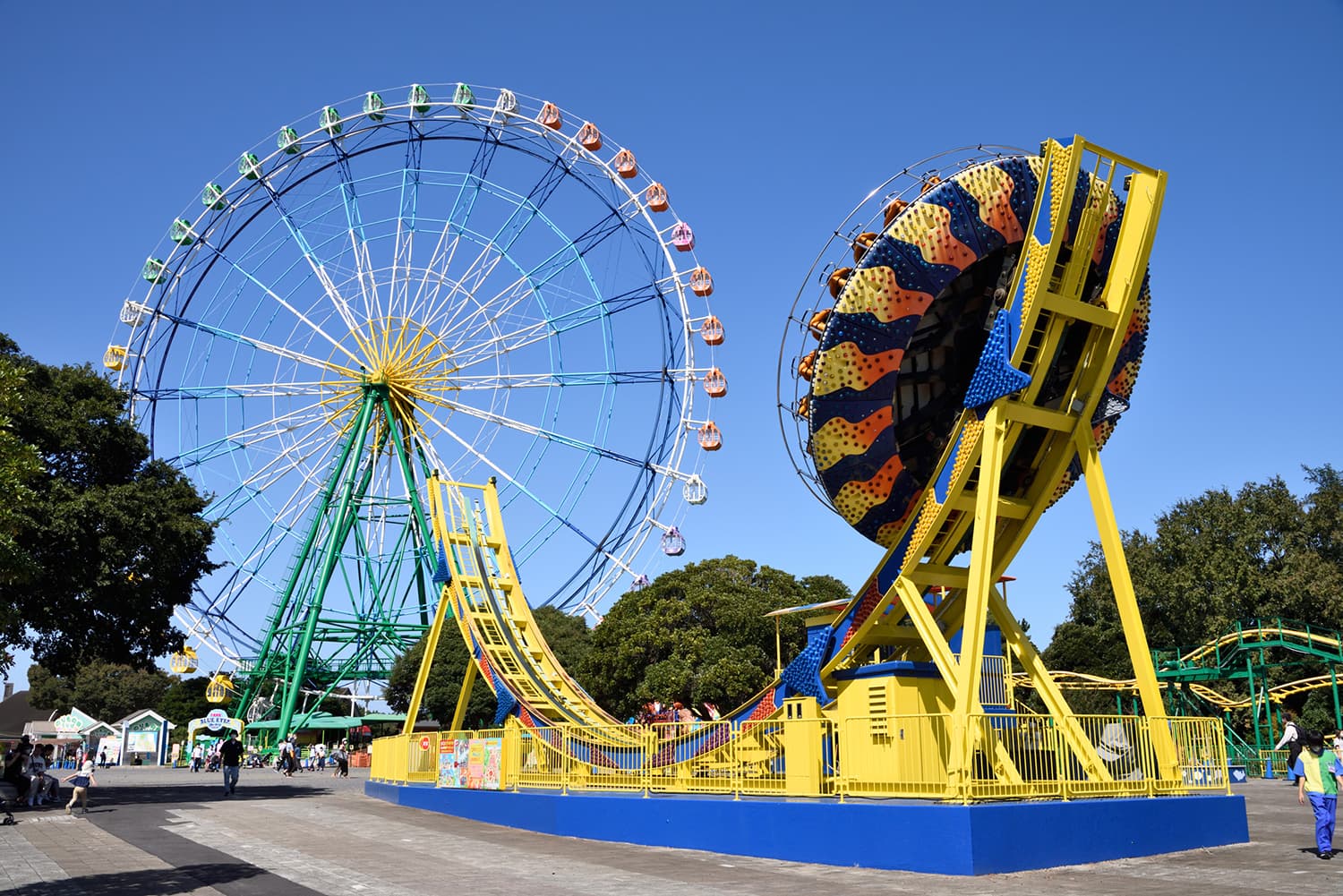 以粉蝶花為形象的摩天輪「藍眼睛」在春天為公園增添了色彩