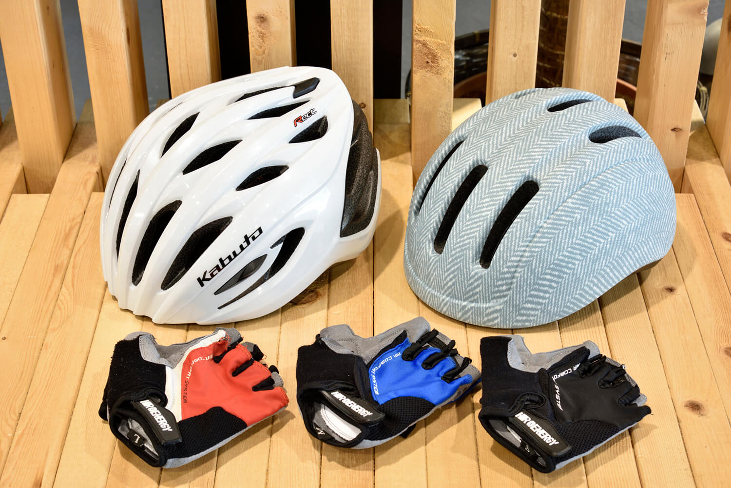 自行車要借的頭盔每個 800 日元，手套每個 500 日元