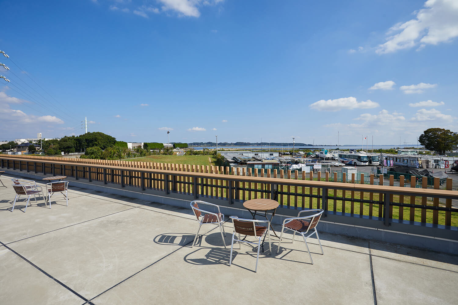 屋頂觀景空間配有桌椅，可以吃喝