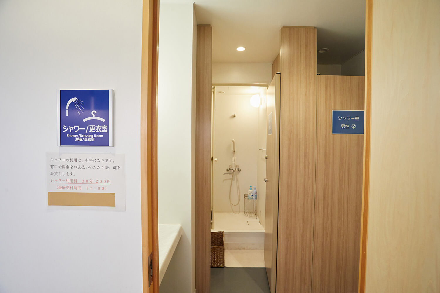 淋浴間30分鐘200日圓。 提供吹風機、沐浴露和洗髮精