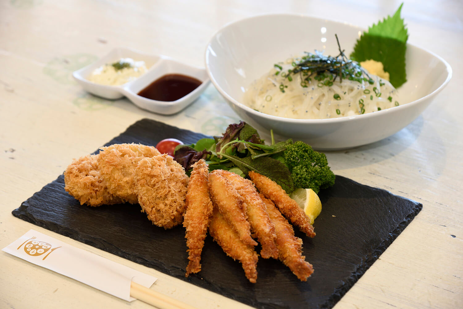 從正面看，「若鷺蓮藕炸~塔塔醬~」JPY1120「新鮮（生）白魚丼」920日圓