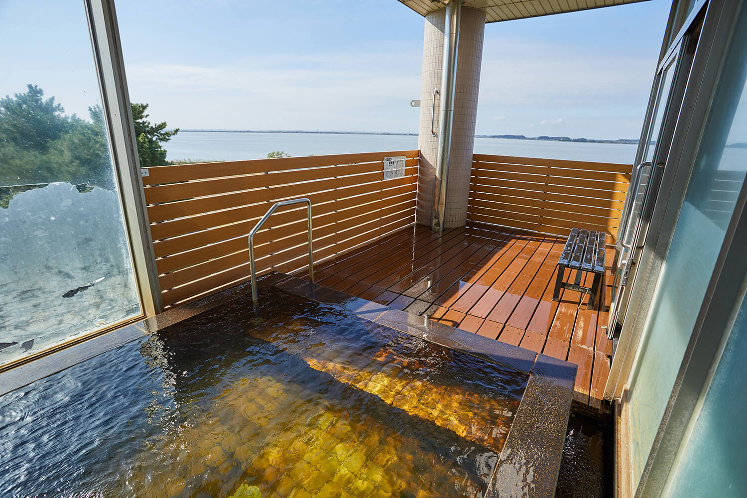 一座露天溫泉。 天氣好的話，還能看到筑波山和富士山。