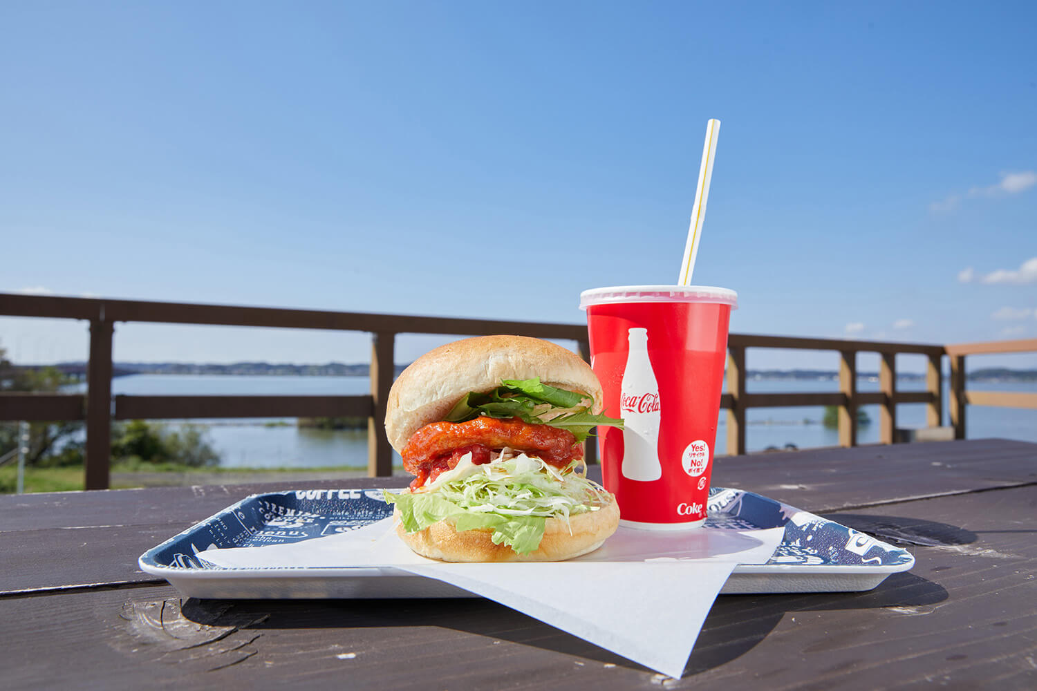 「Name Pakkun」飲料套餐 650 日圓。 鯰魚肉餅與番茄醬很相配