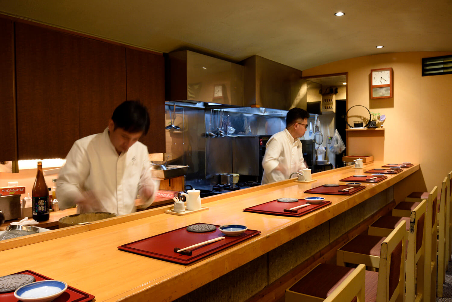 吧台座位，您可以在眼前享受工藝。 即使一個人也易於使用