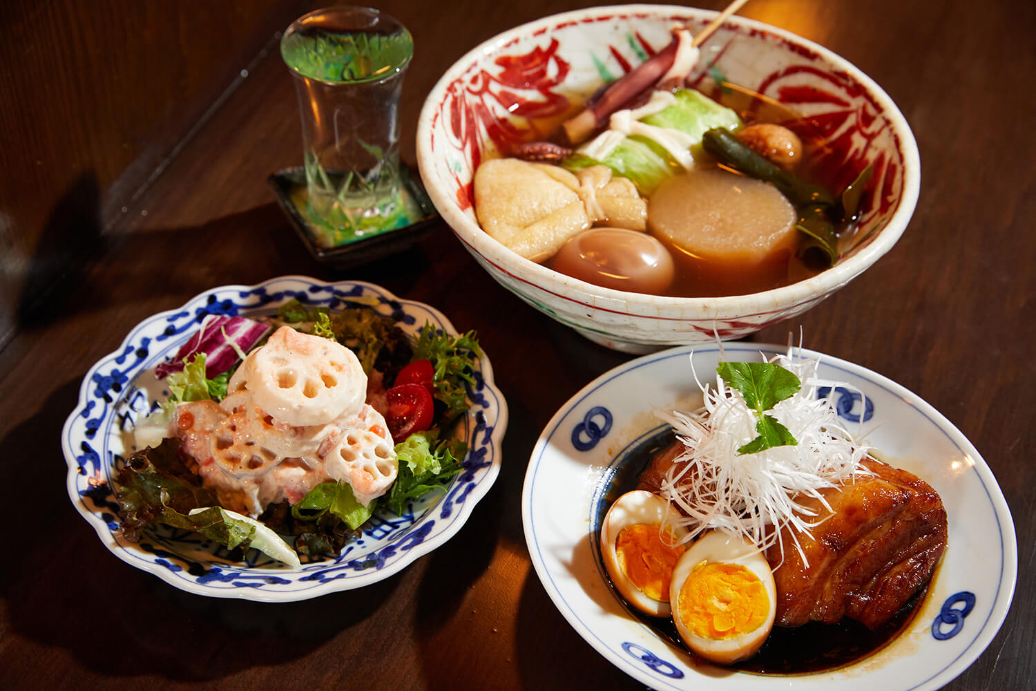 「紅燒肉」730日圓（右前）、「土浦蓮藕沙拉」（左前）650日圓、「關東煮盛」800日圓（後）