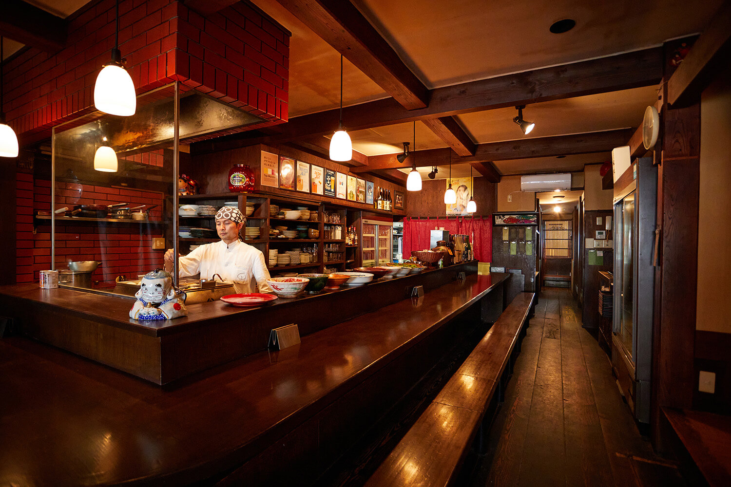 L型吧台座位周圍環繞著美味的關東煮蒸氣，很受歡迎。